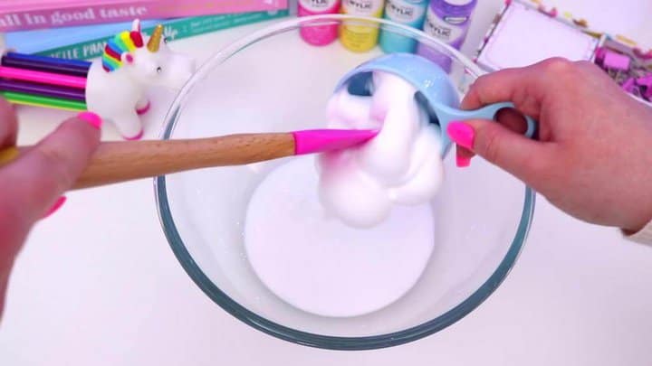 Agregar una cantidad medida de crema de afeitar en el bol