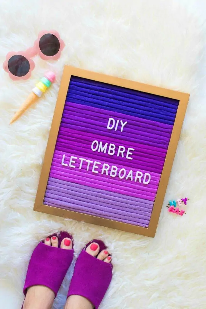 Adorable DIY Ombre Letterboard, haga los tableros o marcos con madera reciclada y luego píntelos y escriba letras o palabras personalizadas en ellos para hacer tableros de letras ombre como puede ver.