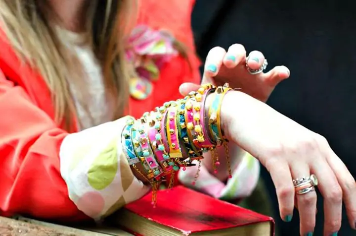 Hermosas pulseras de cuero con tachuelas de bricolaje: ideas de regalos hechos en casa 