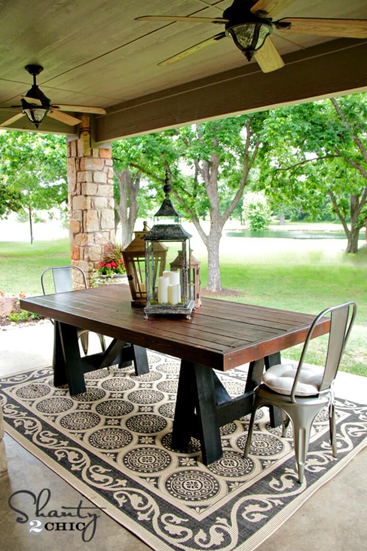 Hermosa mesa inspirada en el granero de cerámica de bricolaje para su patio trasero