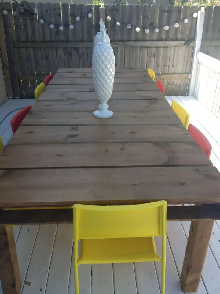 Construya una mesa de comedor al aire libre con paletas de madera