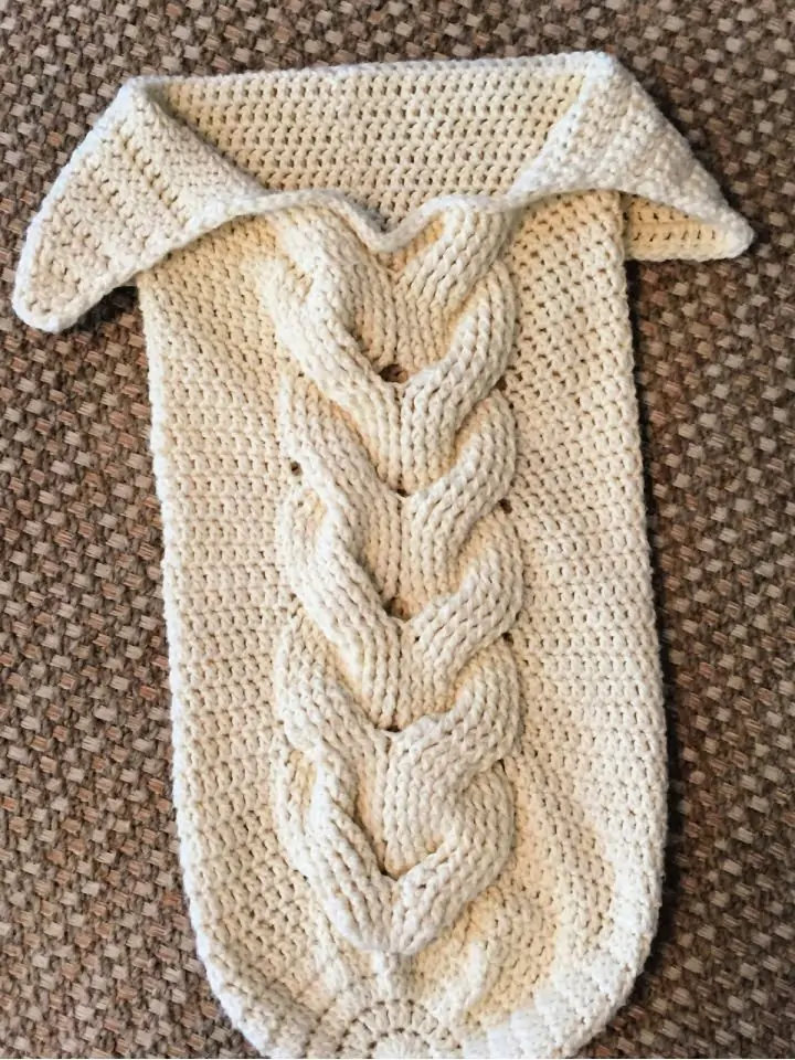 Cocoon de bebé con cable de ganchillo