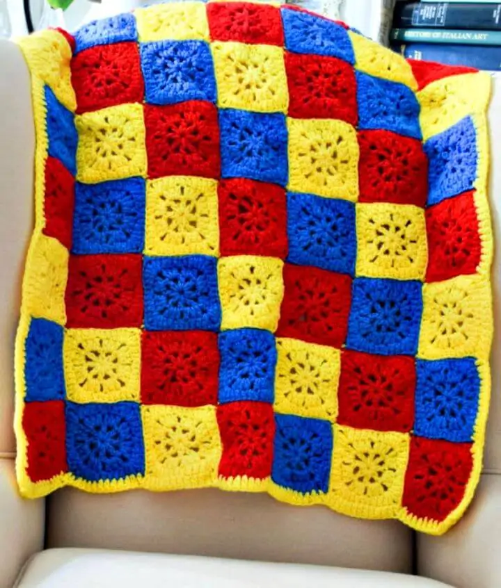 Manta de cuadros de crochet gratis en colores primarios en patrón de 6 tamaños