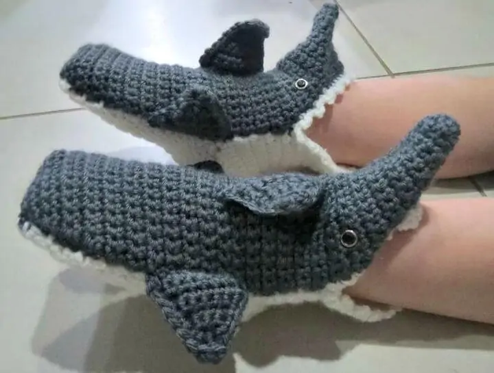 Pantuflas de tiburón de ollie fáciles de crochet - patrón libre
