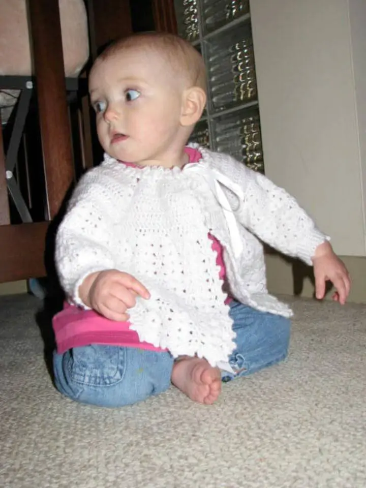 Patrón de suéter de bebé vintage de ganchillo gratis