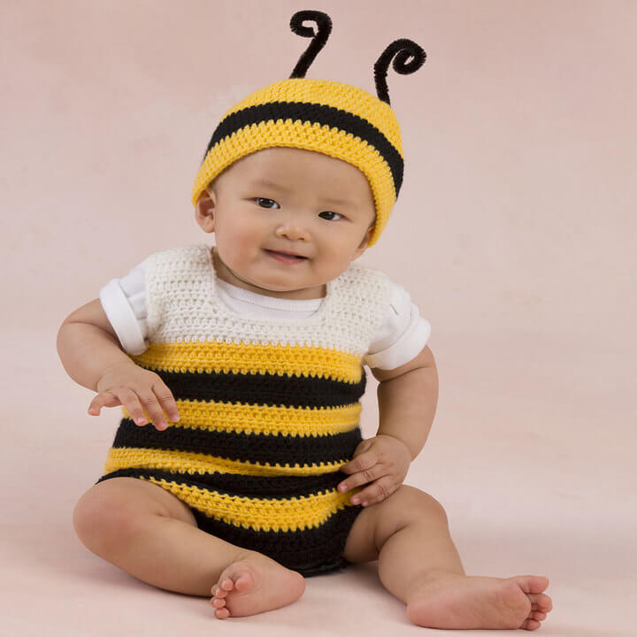 mono de bebé super lindo con abeja y gorro de crochet a juego