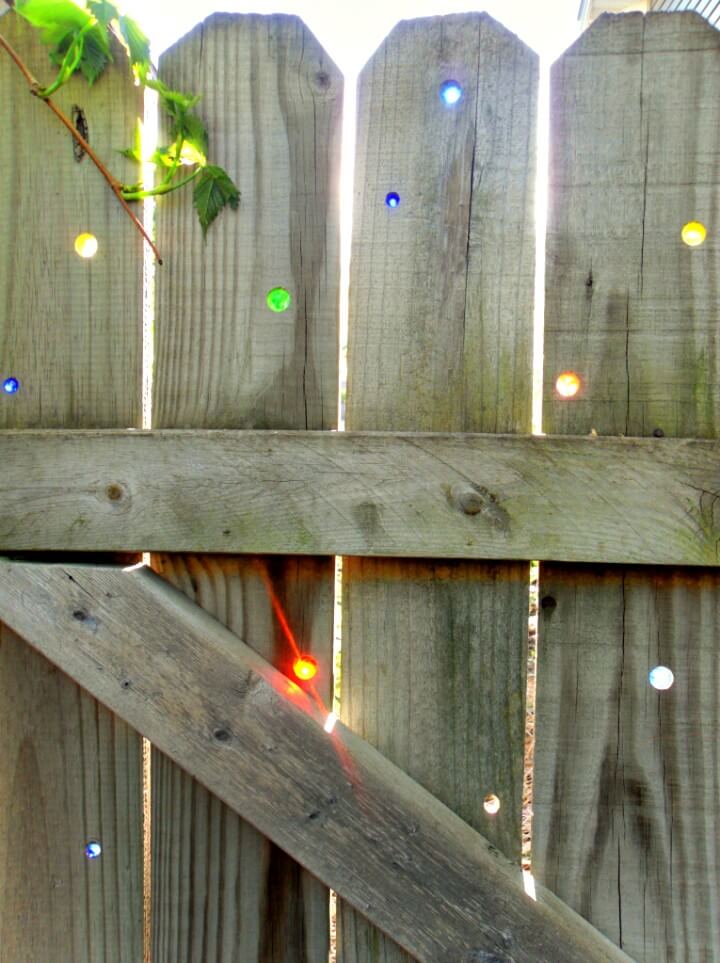 Bricolaje ilumina una valla básica de patio trasero