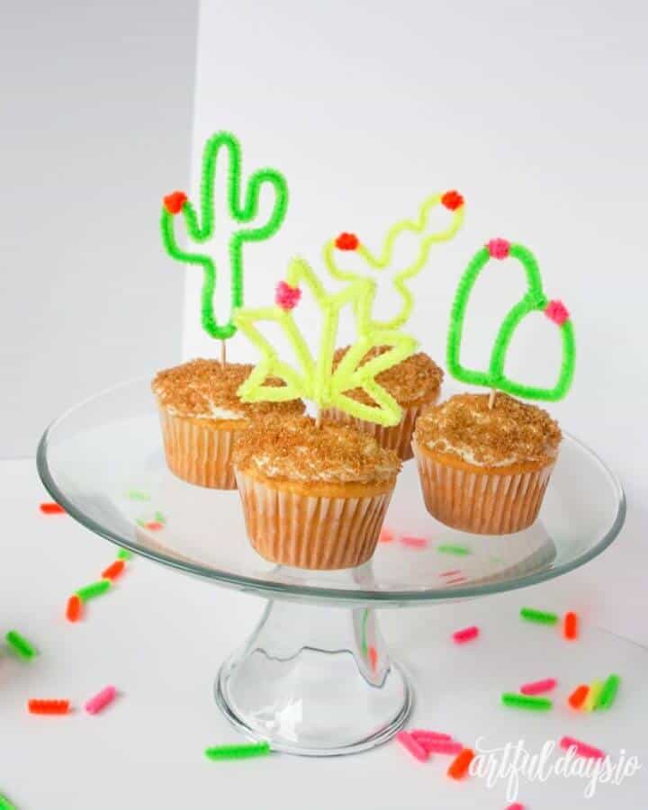Decoraciones para cupcakes con limpiapipas de cactus DIY