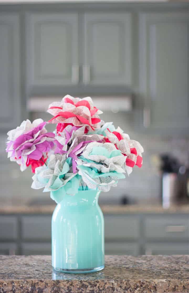 Flores de papel tisú de colores para bricolaje