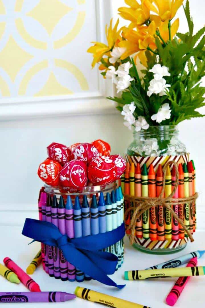 Frascos de bricolaje cubiertos con crayones para obsequios y regalos de fiesta - Manualidades con tarro de masón 