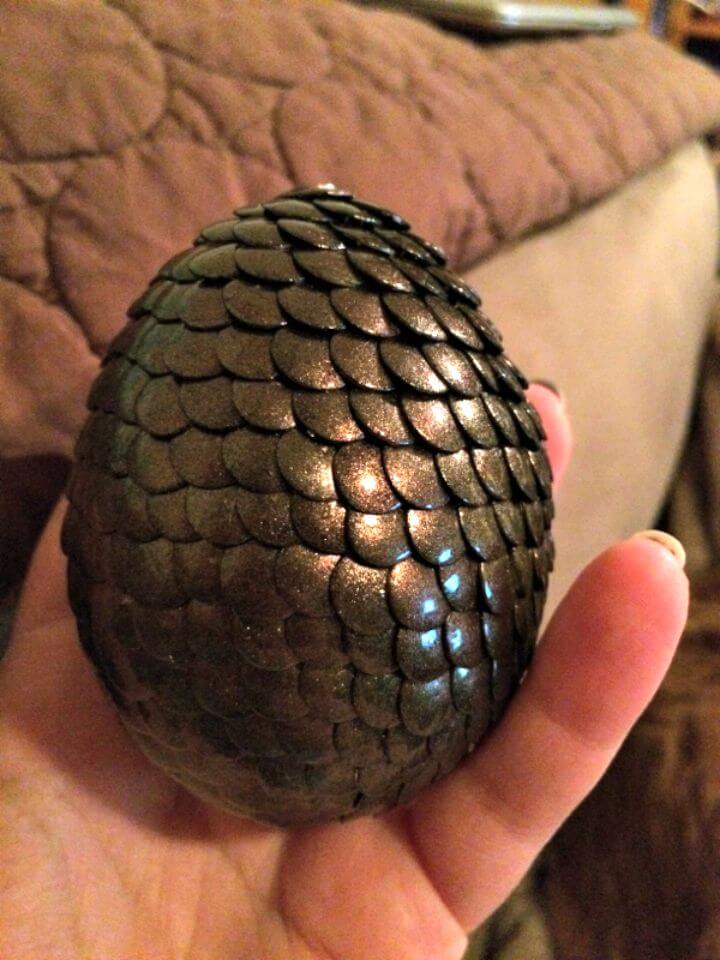 Huevo de dragón DIY con tachuelas
