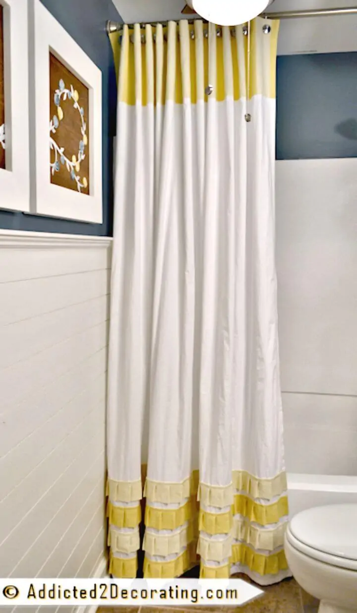 Cortina de ducha extra larga DIY con detalles de volantes plisados