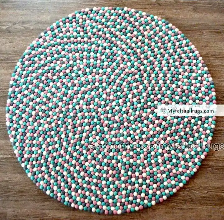Cómo hacer una alfombra de bolas de fieltro - DIY