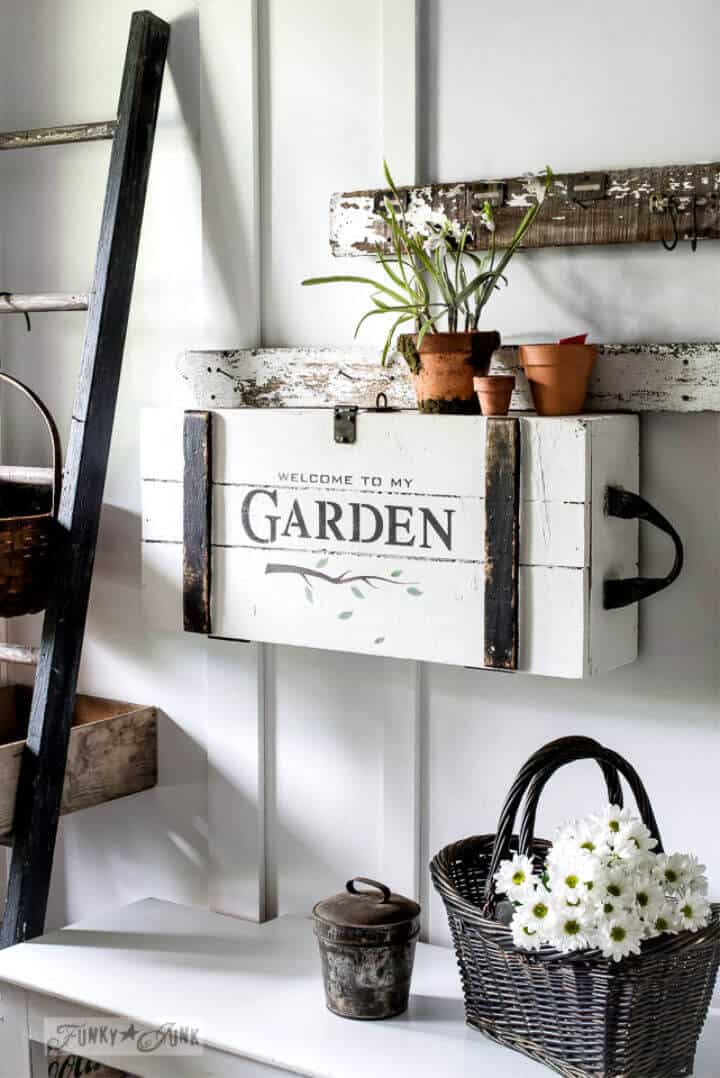 Mesa de entrada de caja de letrero de jardín de bricolaje en una pared
