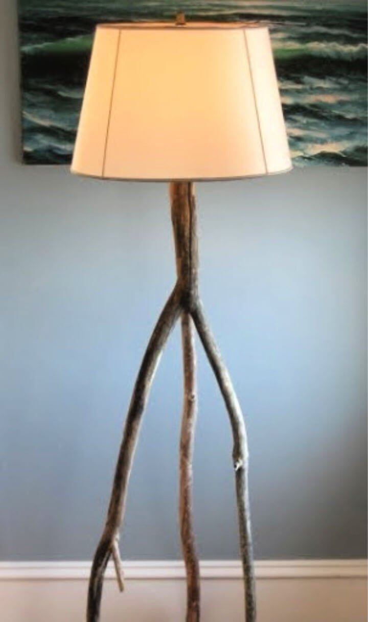 Lámpara de pie trípode de lámpara de bricolaje con madera de deriva