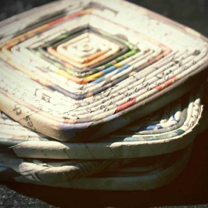 Posavasos de periódico hechos a mano de bricolaje