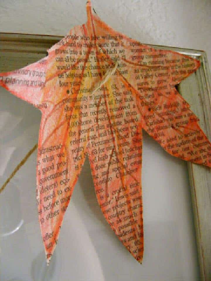 Decoración de hojas de periódico de bricolaje
