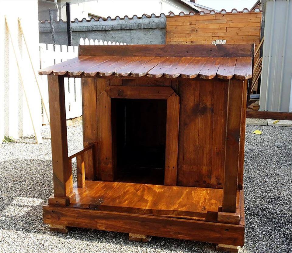 Casa para perros con paleta de madera con refugio delantero