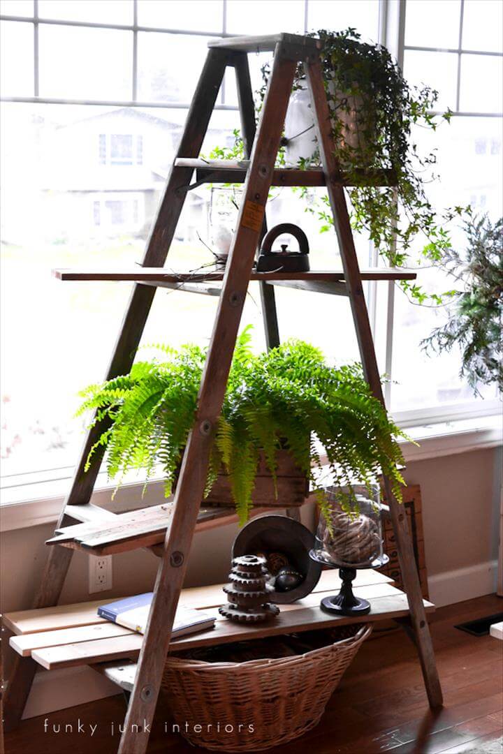 Escalera de madera rústica en estantes de exhibición o jardinera