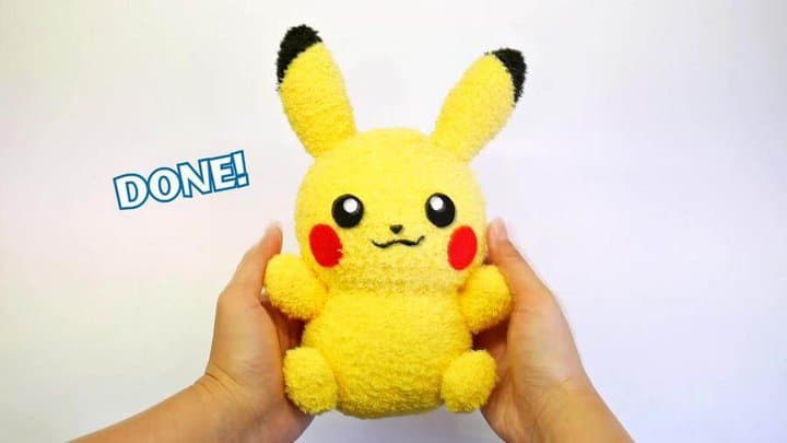 Peluche de calcetín de Pikachu DIY con patrón gratuito