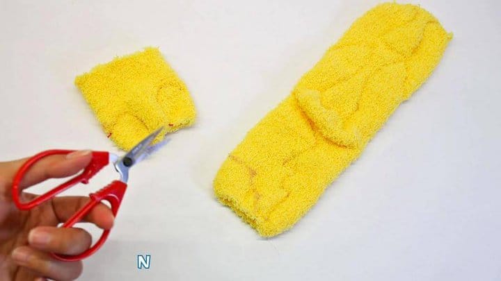 ¡Peluche de calcetín de Pikachu DIY con patrón gratis!  Paso (14)