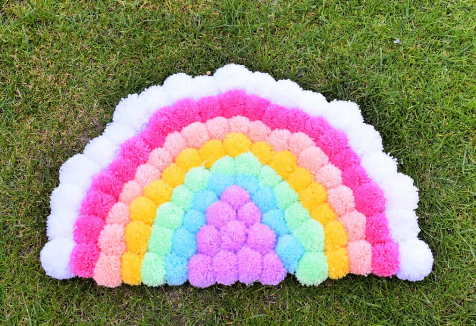 Alfombra de pompones arcoíris DIY