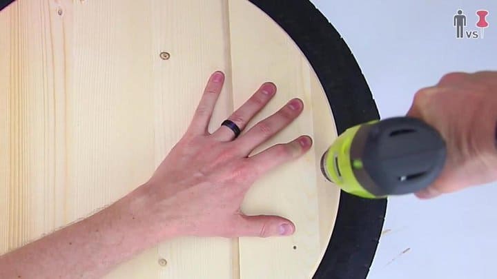 Taladrar los tornillos rectos en la madera hasta el neumático