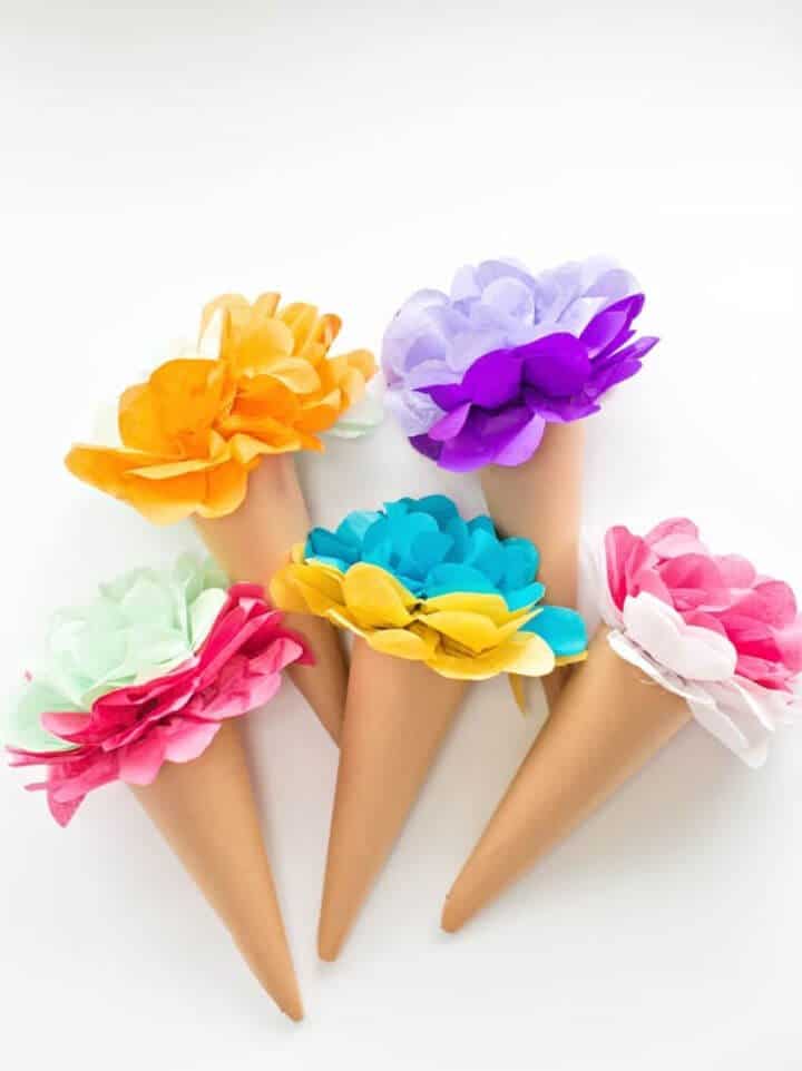 Flores de cono de helado de papel tisú de bricolaje
