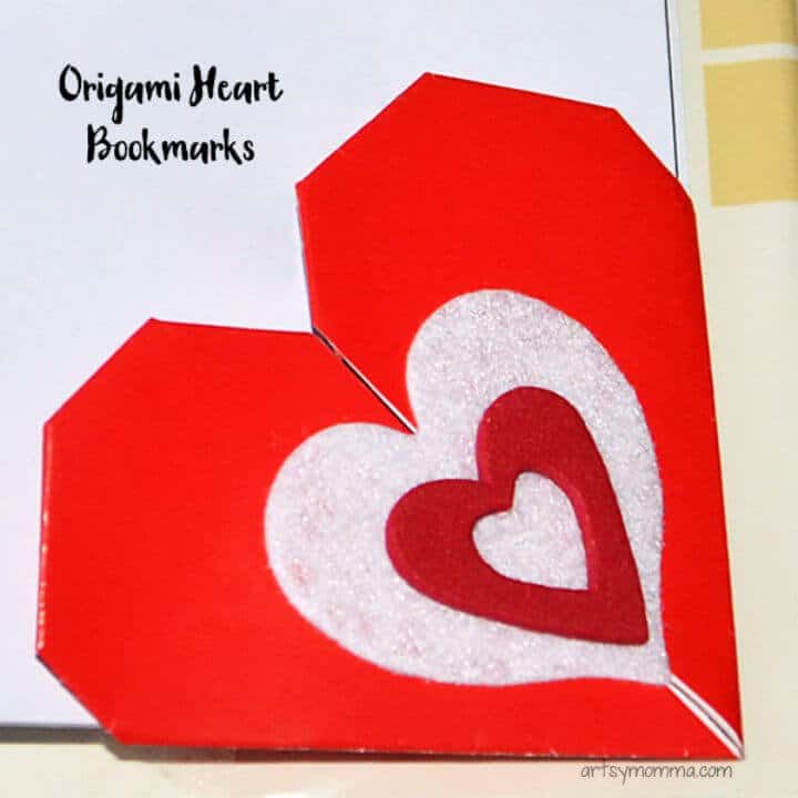 Marcapáginas de corazón de origami para el día de San Valentín de bricolaje