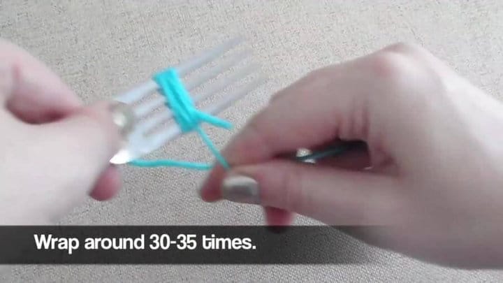 enrollar el hilo alrededor del tenedor unas 30-35 veces