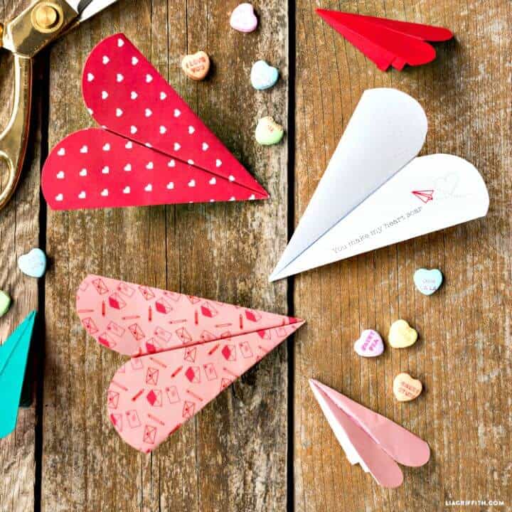 Adorable avión de papel de corazón de bricolaje