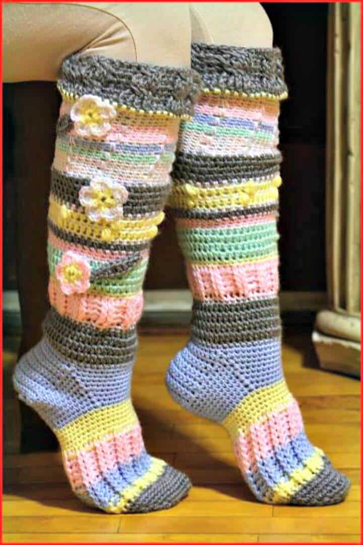 6 patrones de calcetines hasta la rodilla de ganchillo gratis