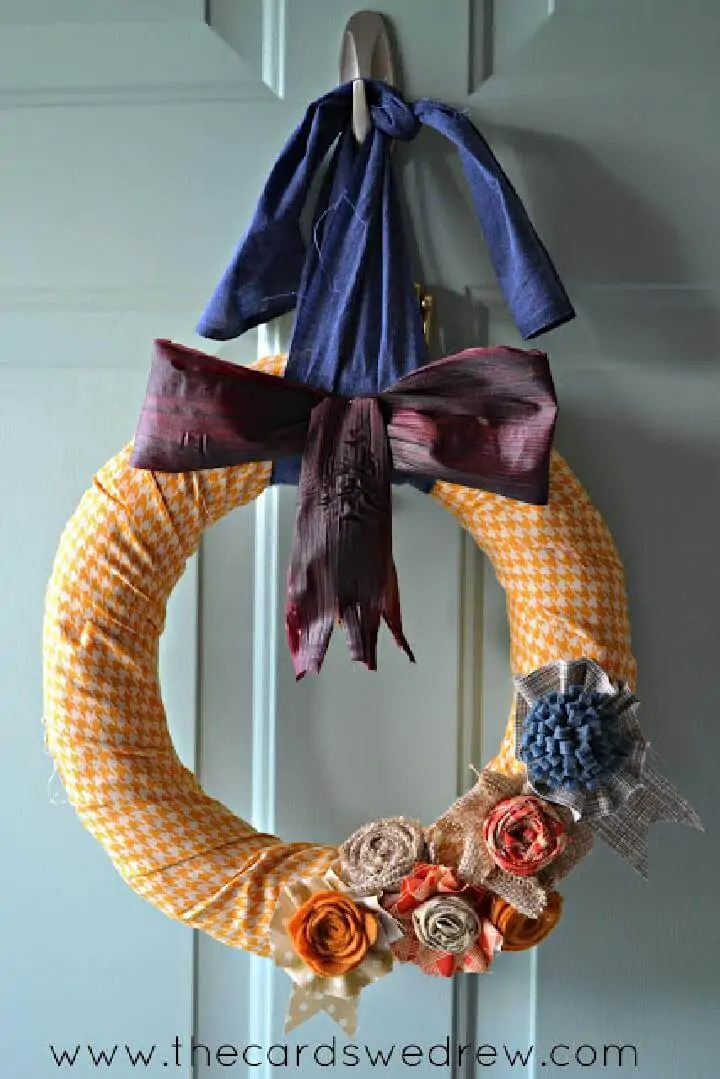 Corona de arco de cáscara de maíz de otoño casera