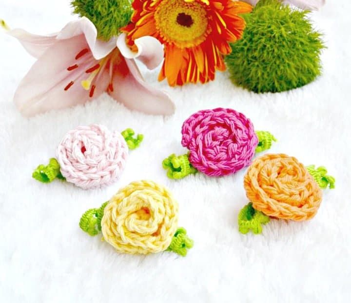 Cómo tejer a crochet pequeñas rosas decorativas para el patrón de primavera de forma rápida y fácil