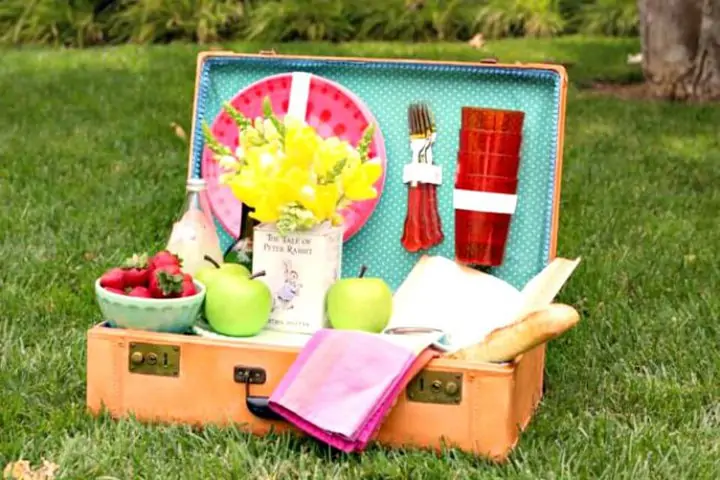 Maleta de bricolaje en una canasta de picnic