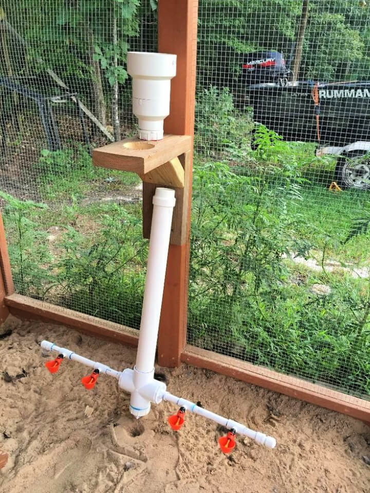Cómo hacer un comedero de agua para pollos de PVC
