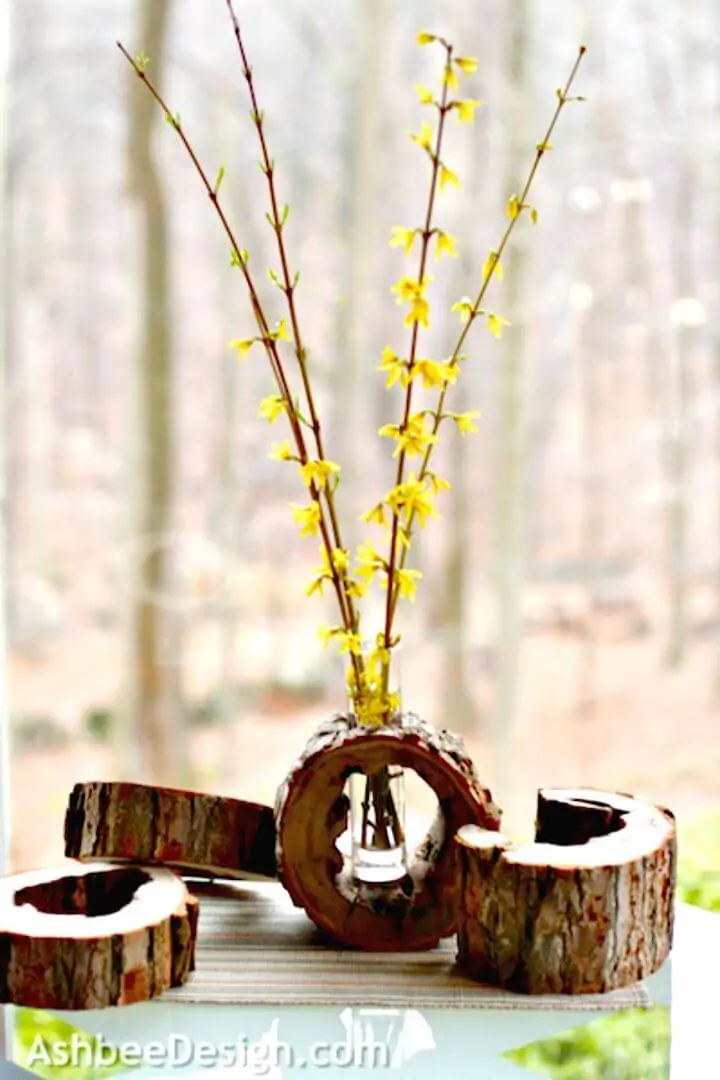 Haga un jarrón de rebanadas de troncos con flores de primavera: rebanada de madera de bricolaje para la decoración del hogar