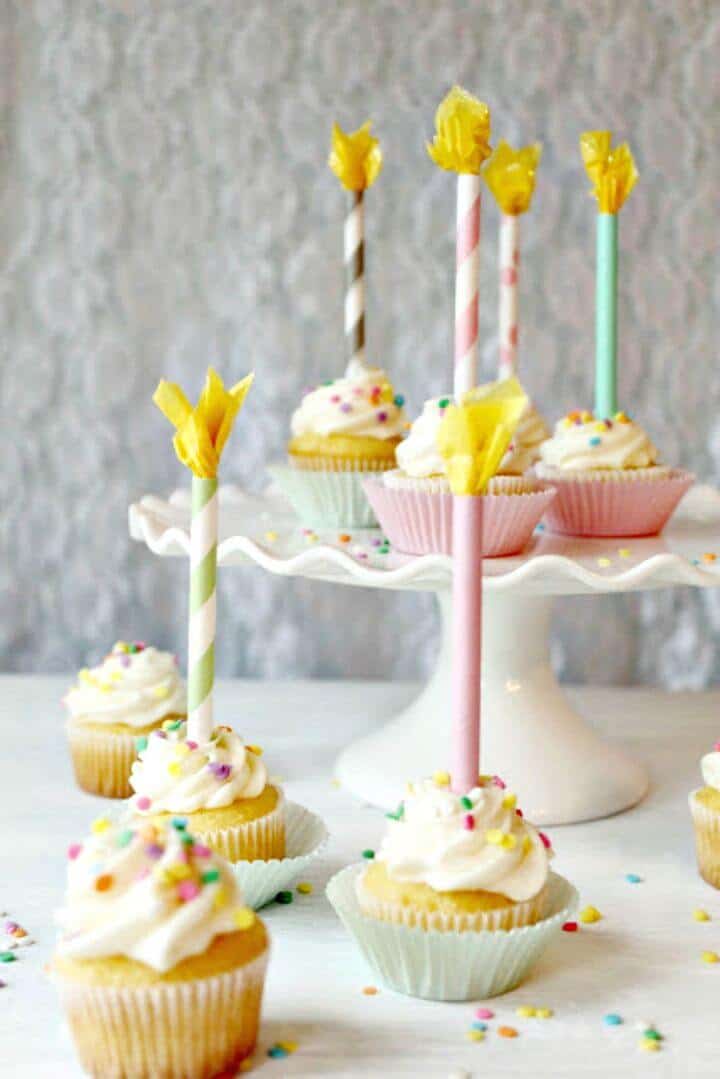 Hacer adornos para cupcakes con velas de cumpleaños de paja de papel