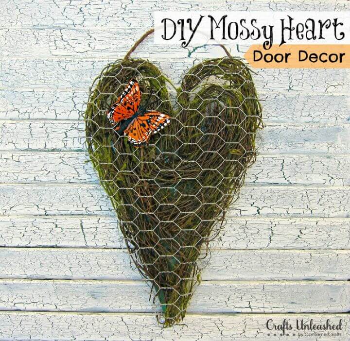 Haga su propia decoración de puerta con forma de corazón cubierto de musgo