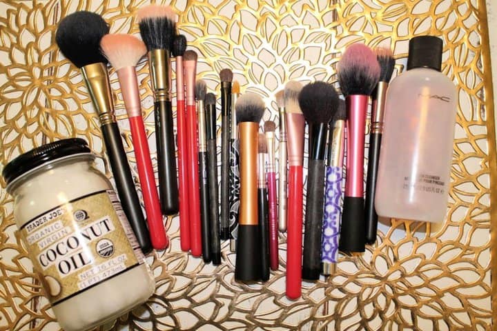 cleaning-makeup-brushes-with-coconut-oil