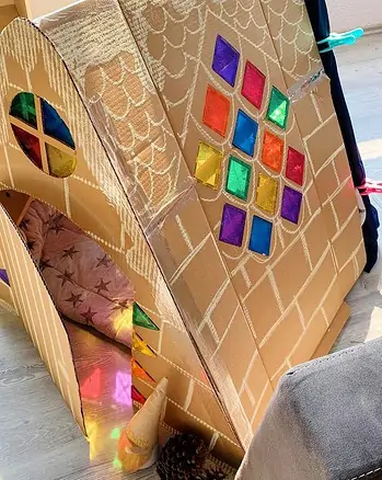 casa de juegos para niños simple de caja de cartón con una manta