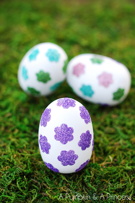 Manualidades con huevos de Pascua: Huevos de Pascua con purpurina de flores