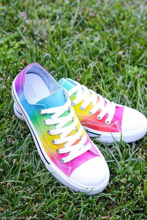 Zapatos con efecto tie-dye arcoíris
